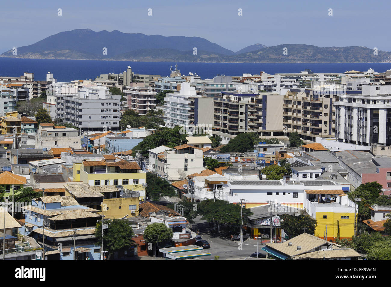 Draufsicht der Gebäude im Zentrum Stadt mit dem Meer im Hintergrund in Rio Küste Stockfoto