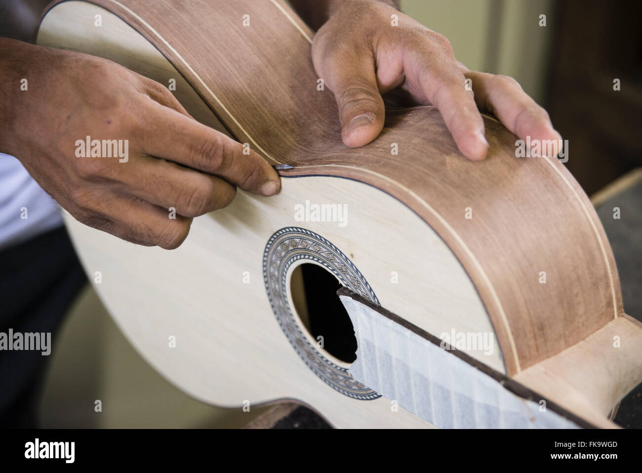 Gitarrenbauer geben Abschluss ein Streichinstrument Stockfoto