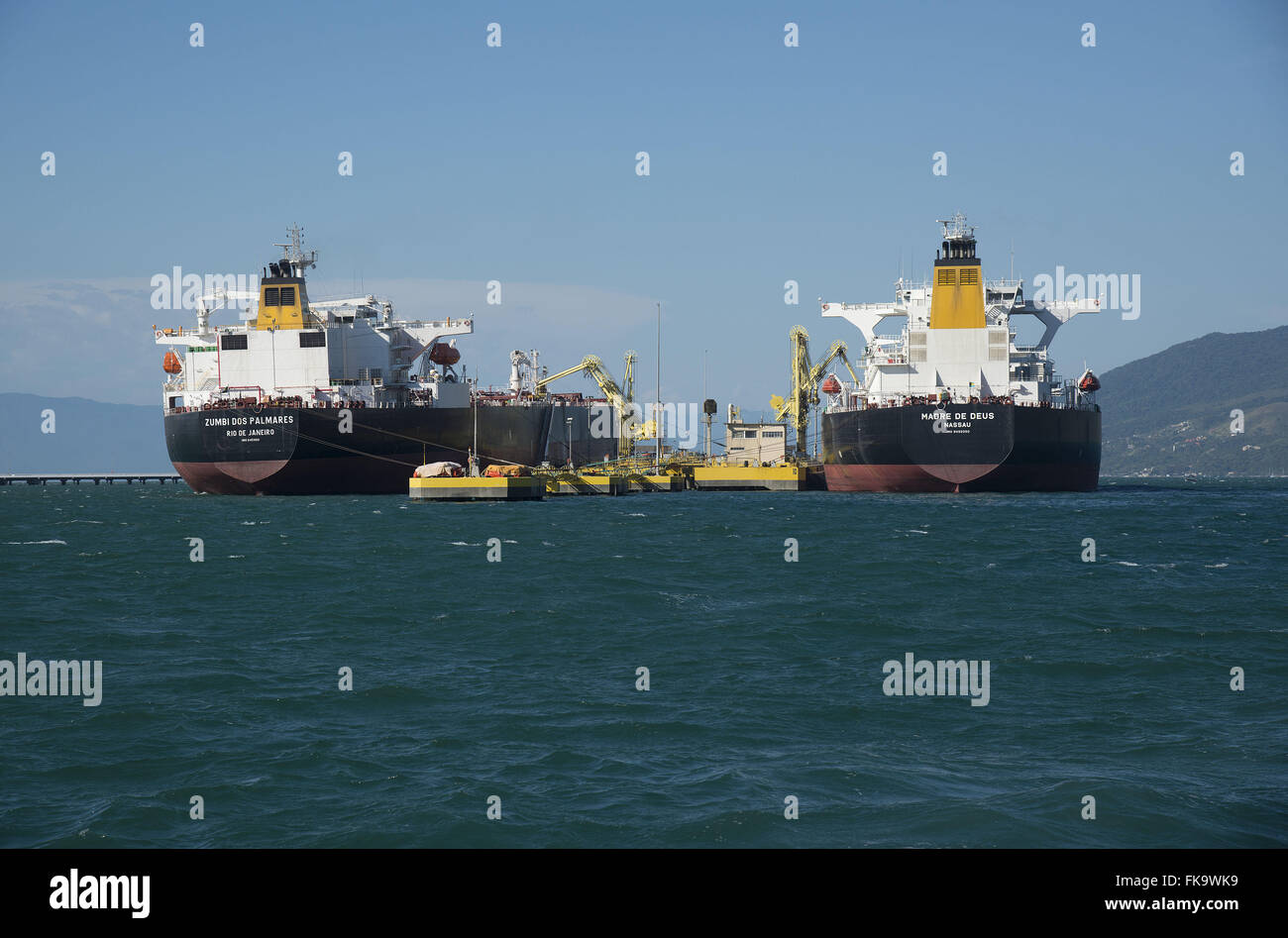 Tanker im Hafen von Sao Sebastiao genannt auch Port DERSA Stockfoto