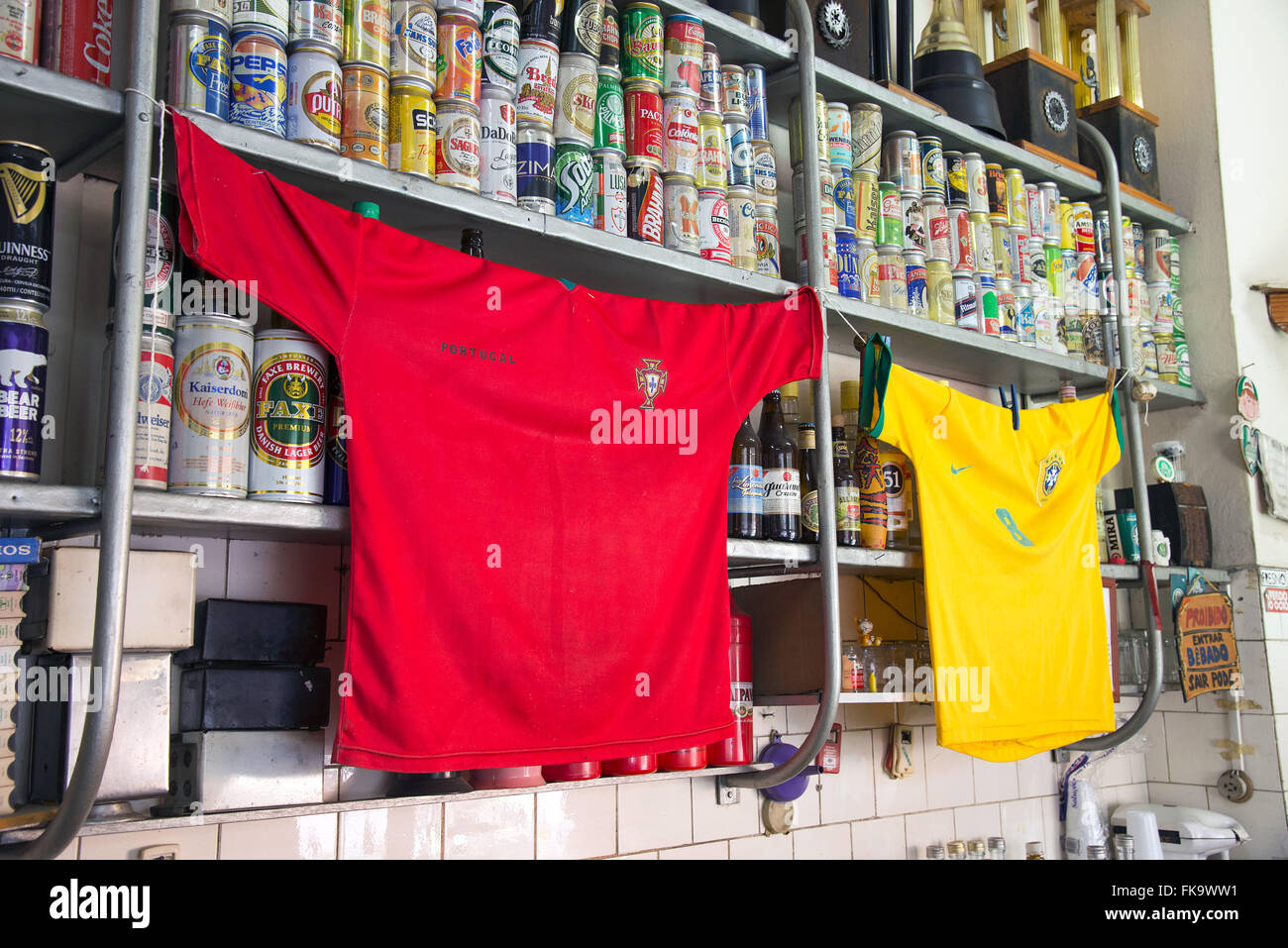 Offizielle Shirts von Brasilien und Portugal Messlatte die in der Dorf-Anglo Stockfoto