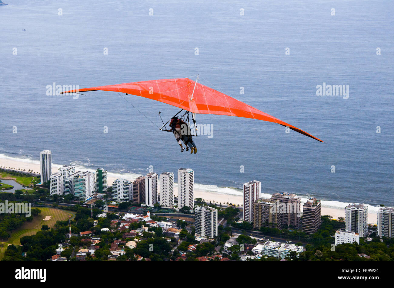Hängegleiter fliegen über den Strand Sao Conrado Stockfoto