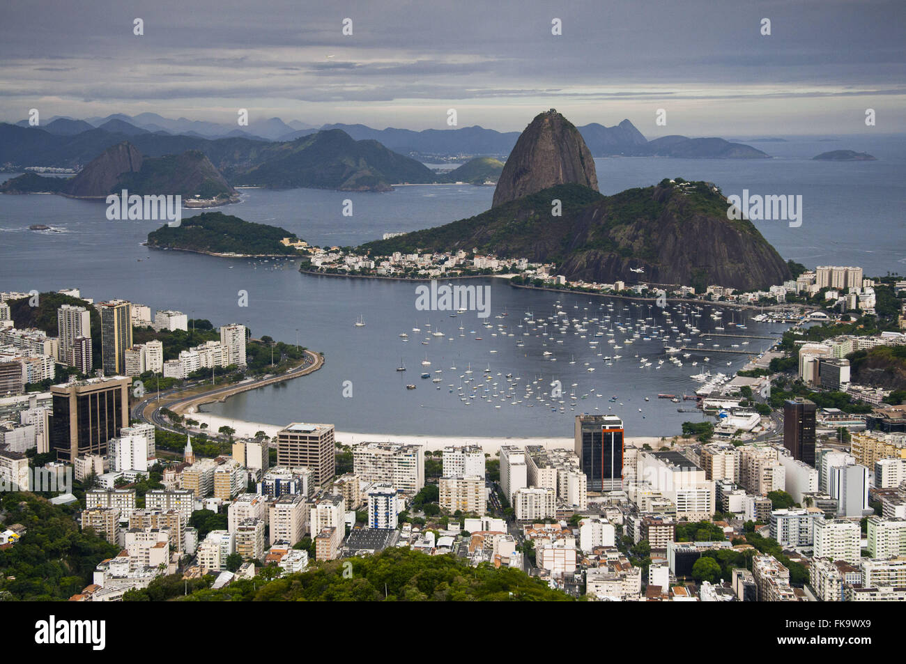 Zuckerhut und Urca Hill - Botafogo-Bucht im Guanabara-Bucht Stockfoto