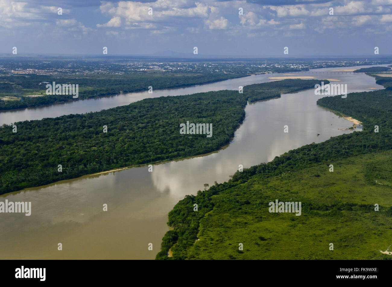 Luftaufnahme des Rio Branco mit erhaltenen Auwald und Stadt im Hintergrund Stockfoto