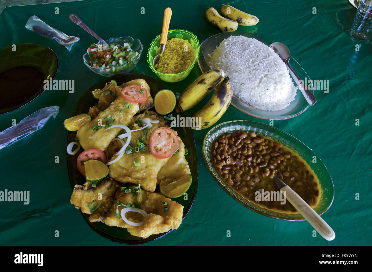 Gericht - Bohnen - grobes Reismehl - Banane und golden gebratenen Fischfilets Stockfoto