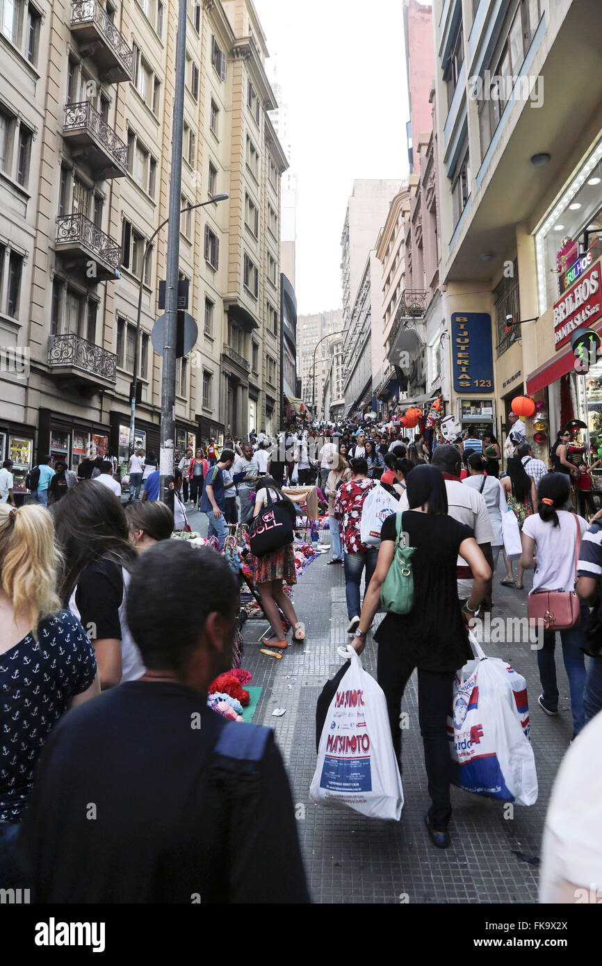 Menschen in Ladeira Porto Geral - Einkaufsstraße in der Innenstadt Stockfoto