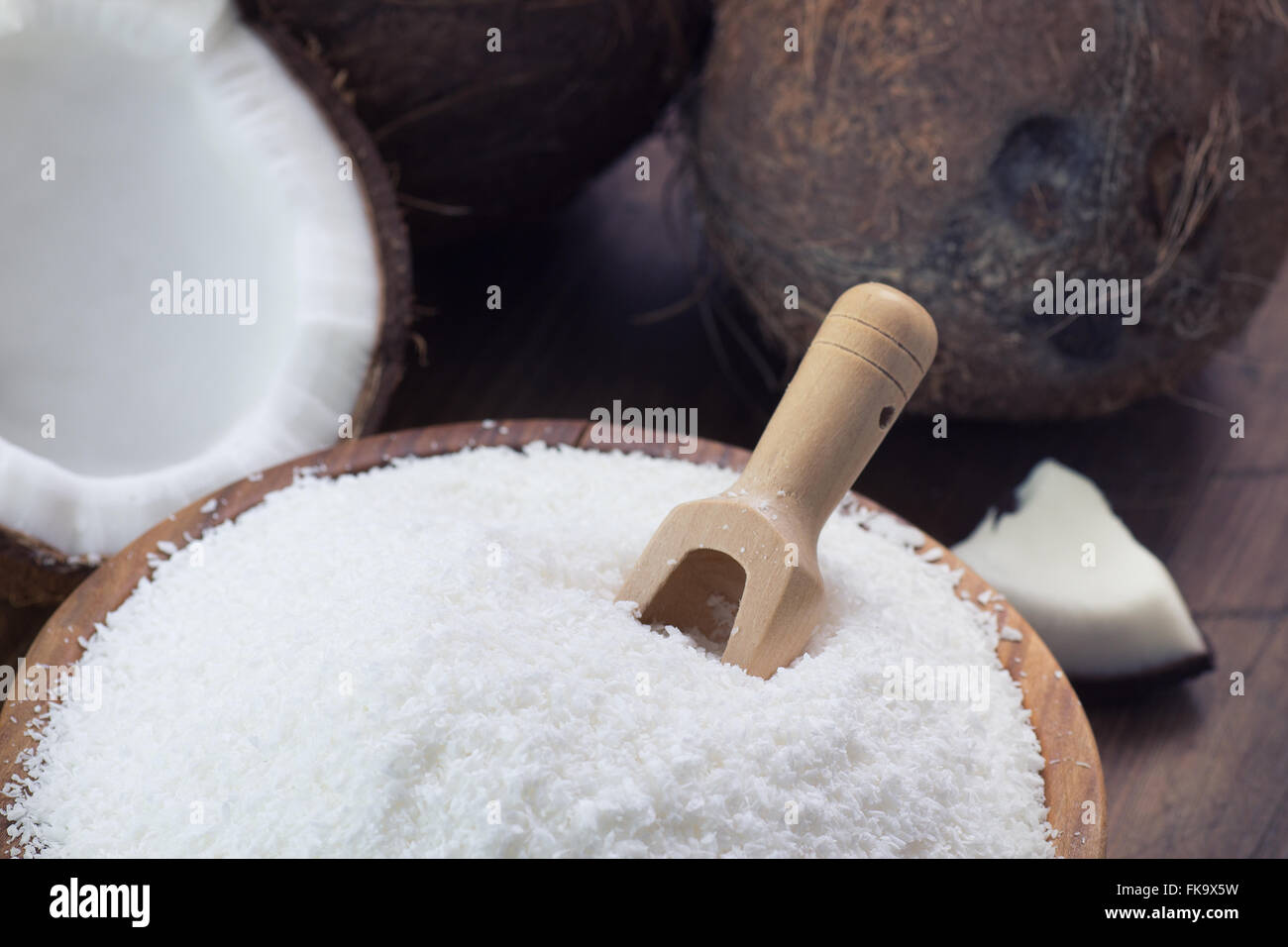 Nahaufnahme von einer Kokosnuss und geerdeten Kokosflocken Stockfoto
