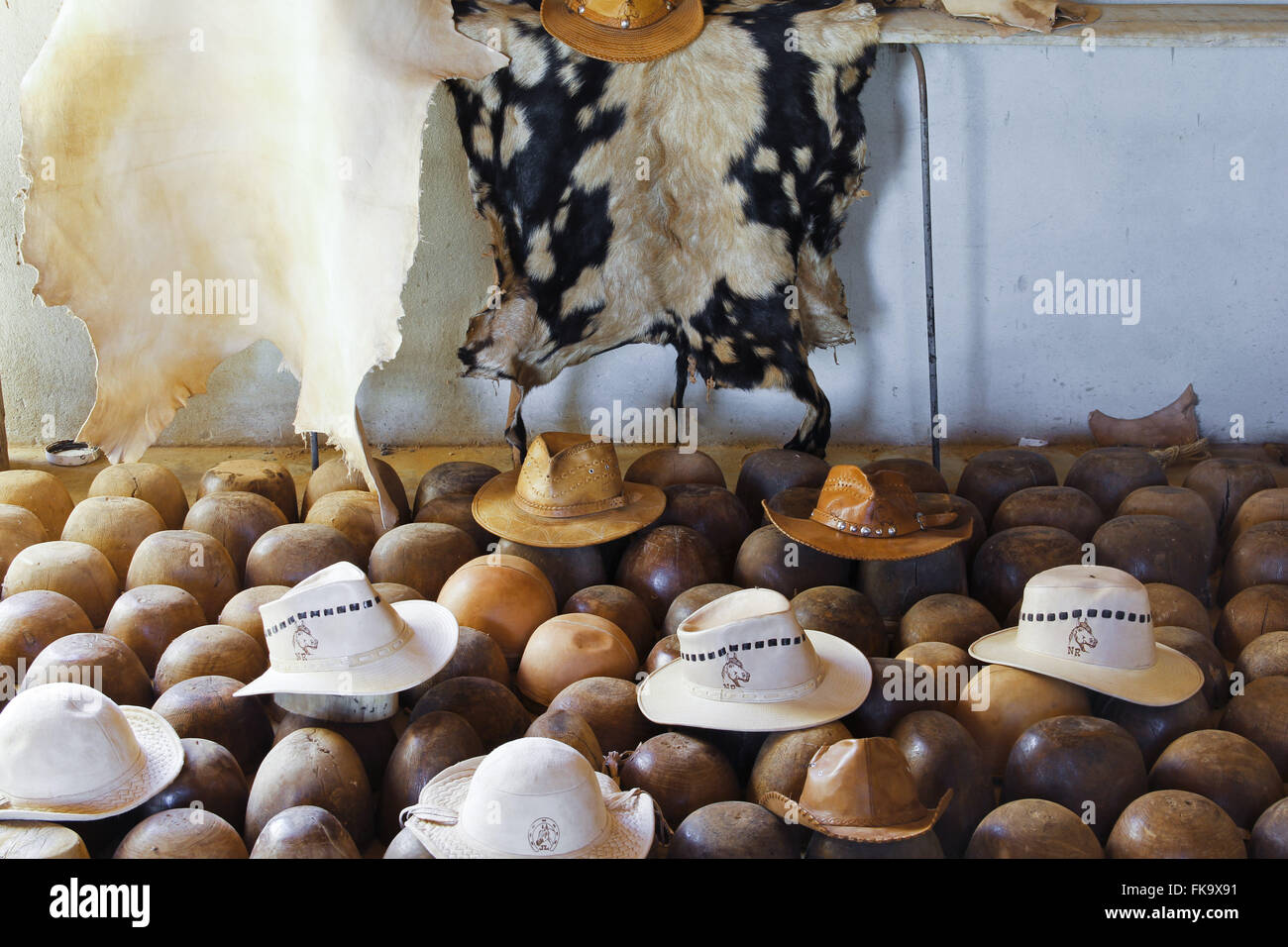 Fertigt handgemachte Hüte und Tierhäuten an der Unterseite des Dorfes Alegre Stockfoto