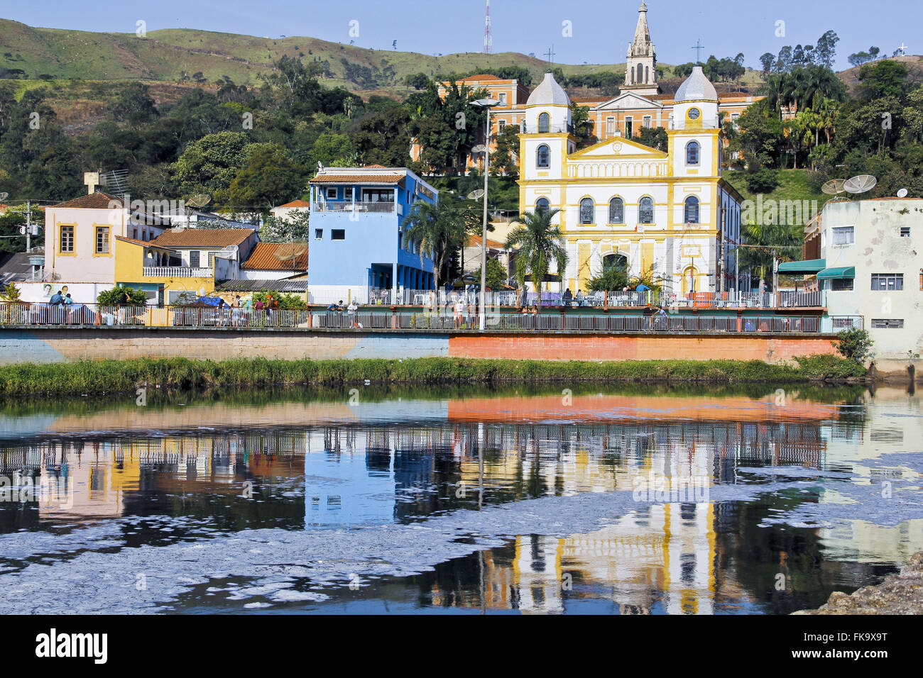 Tiête Fluss verschmutzt den Rand der Stadt mit Türmen des Heiligtums von Senhor Bom Jesus Stockfoto