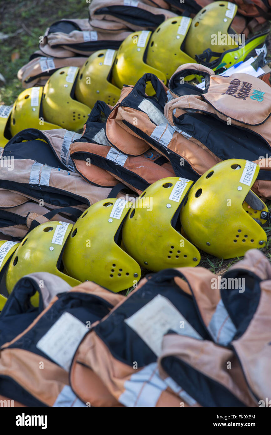 Helme und Schwimmwesten Stockfoto