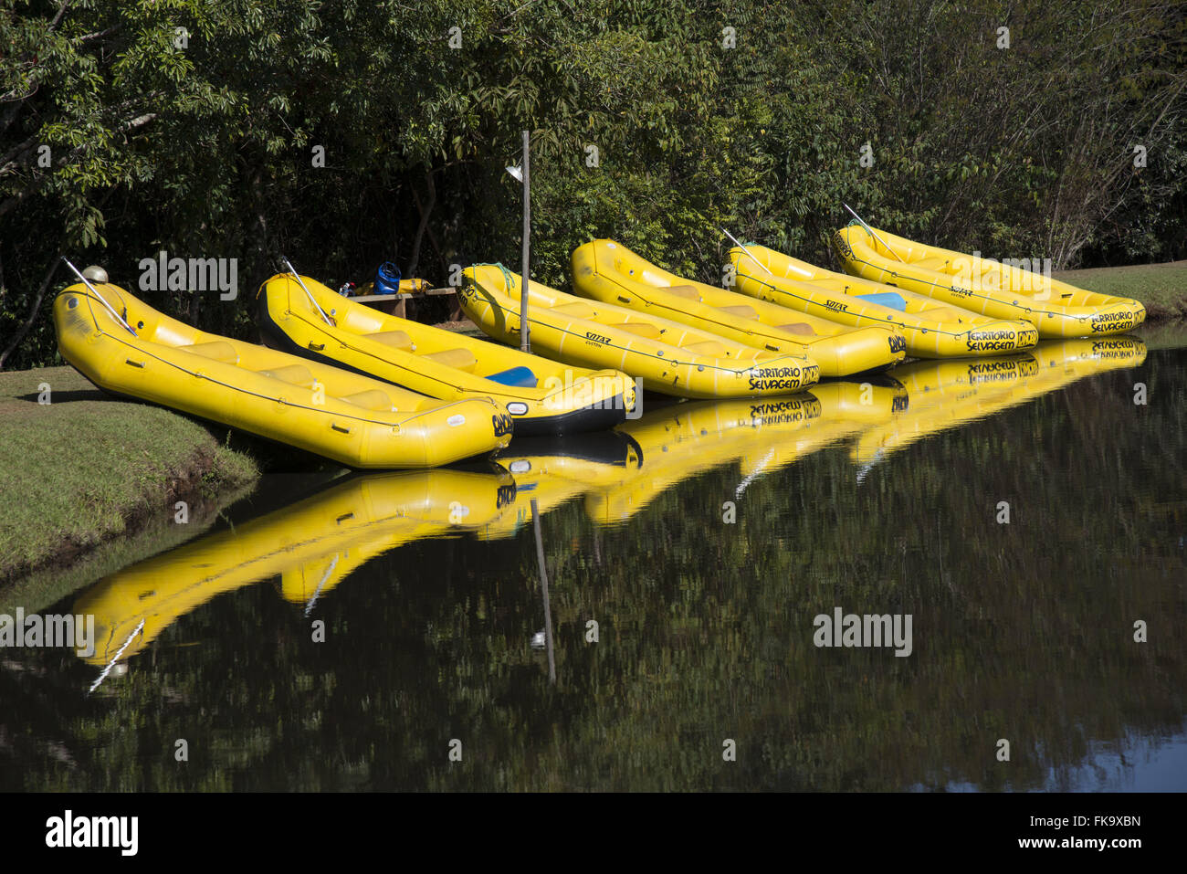 Schlauchboote für rafting am Seeufer Stockfoto