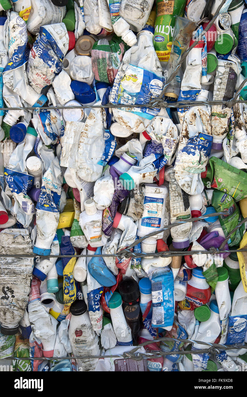 Kunststoff-Verpackungen für das recycling Pressed Stockfoto