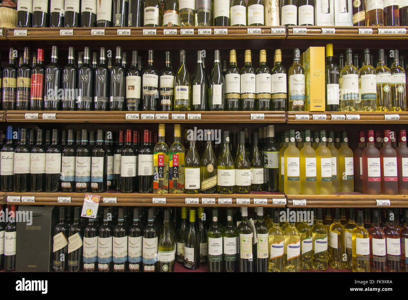Große Auswahl an Weinen im Supermarktregal Stockfoto