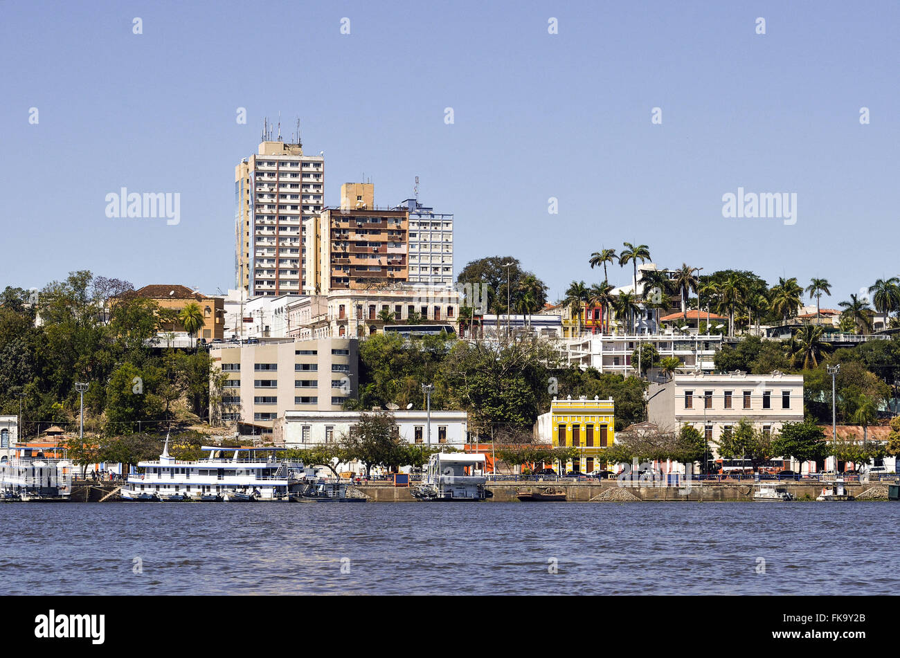 Teilweisen Blick auf die Stadt und den Hafen mit Booten Blick vom Fluss Paraguay Stockfoto