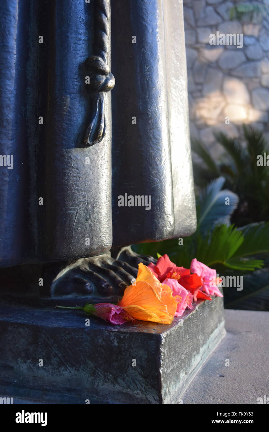 Hibiskusblüten legten zu Füßen von San Antonio. Die Flusspromenade, San Antonio, Texas. Stockfoto