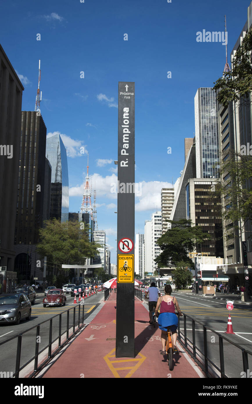 Ciclovia da Avenida Paulista Num Domingo Ensolarado Stockfoto