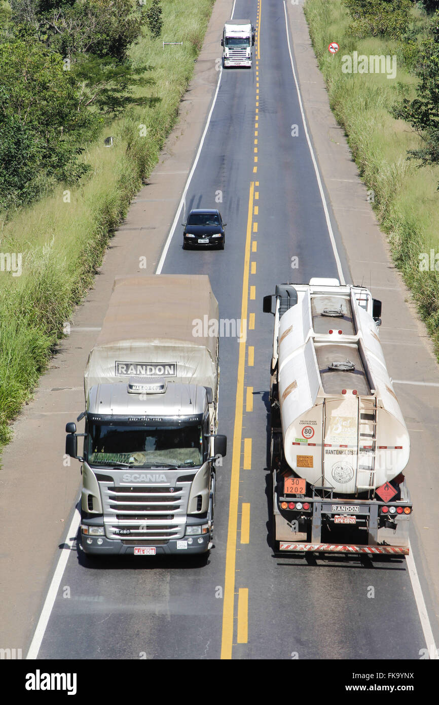 Draufsicht der Fahrzeugverkehr auf der Autobahn BR-153 Stockfoto