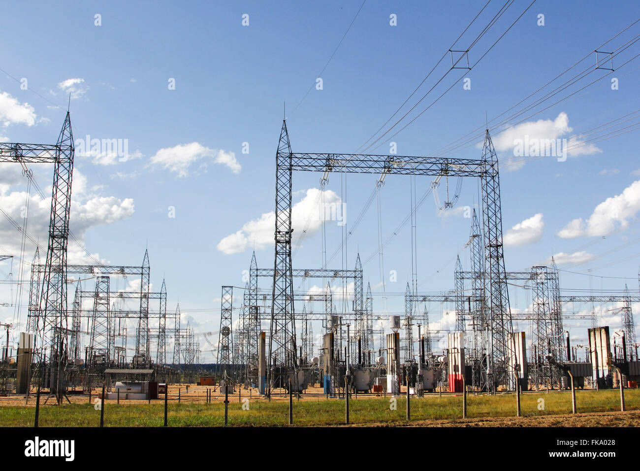 Leitungen von dem Umspannwerk Miracema Stockfoto