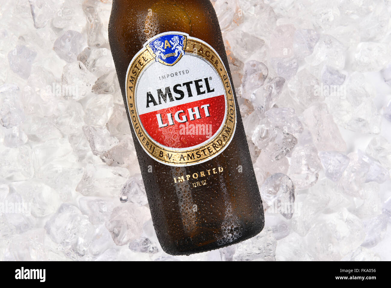 Amstel Light Flasche auf einem Bett aus Eis. Querformat-Nahaufnahme des Labels. Stockfoto