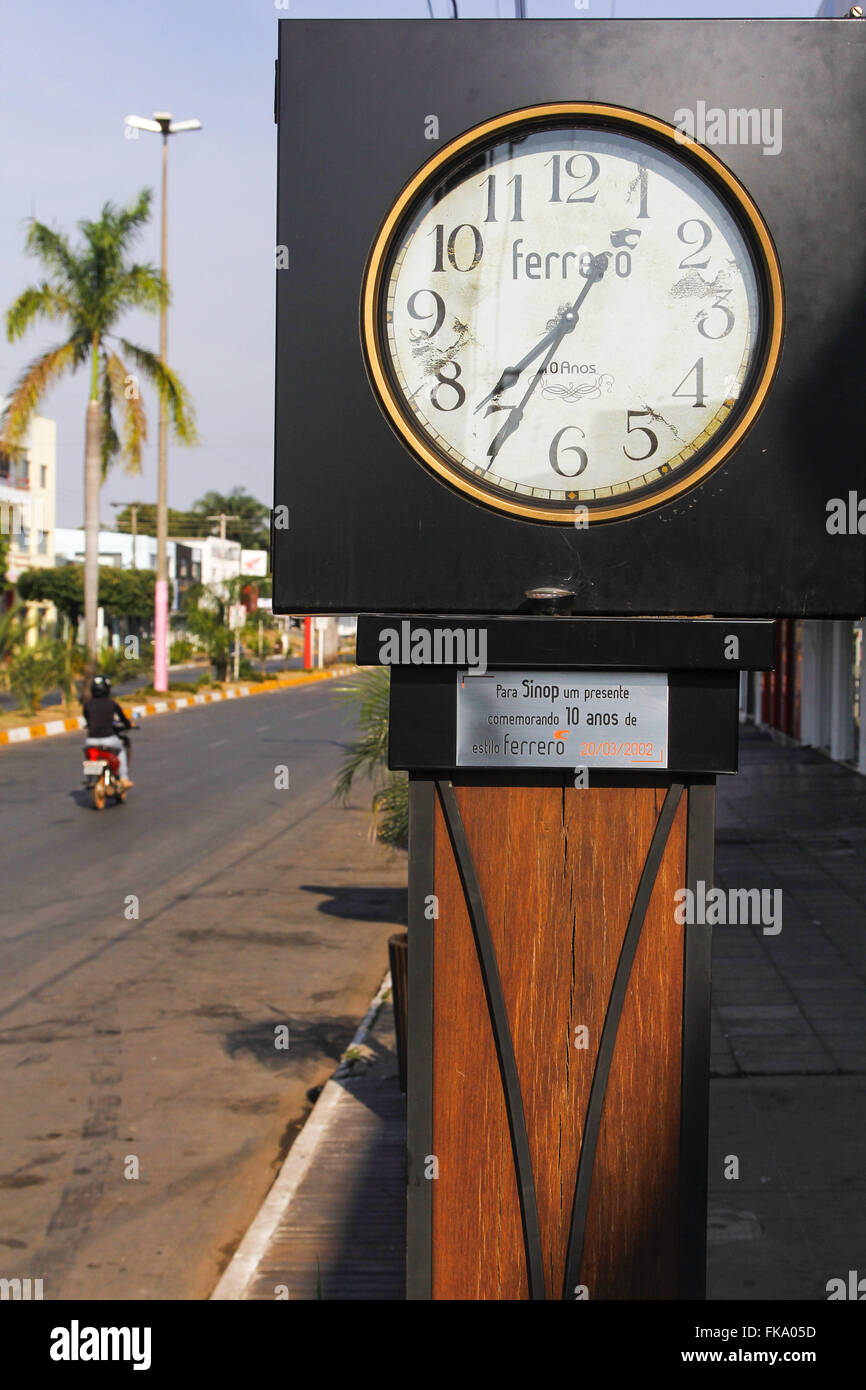Totem-Werbung mit Uhr auf Bürgersteig Stockfoto
