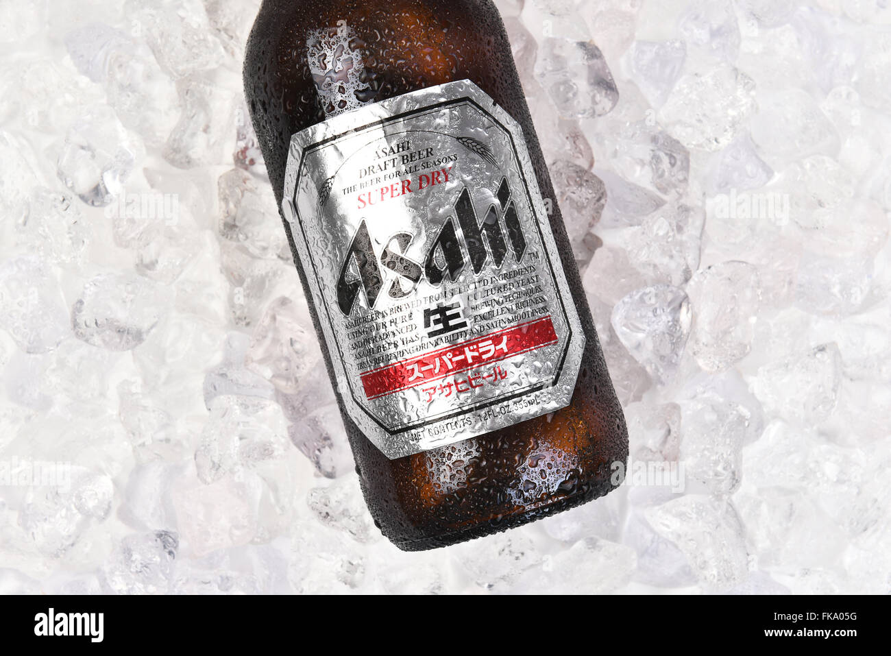 Asahi Beer Flasche auf einem Bett aus Eis. Nahaufnahme des Labels im Querformat. Stockfoto
