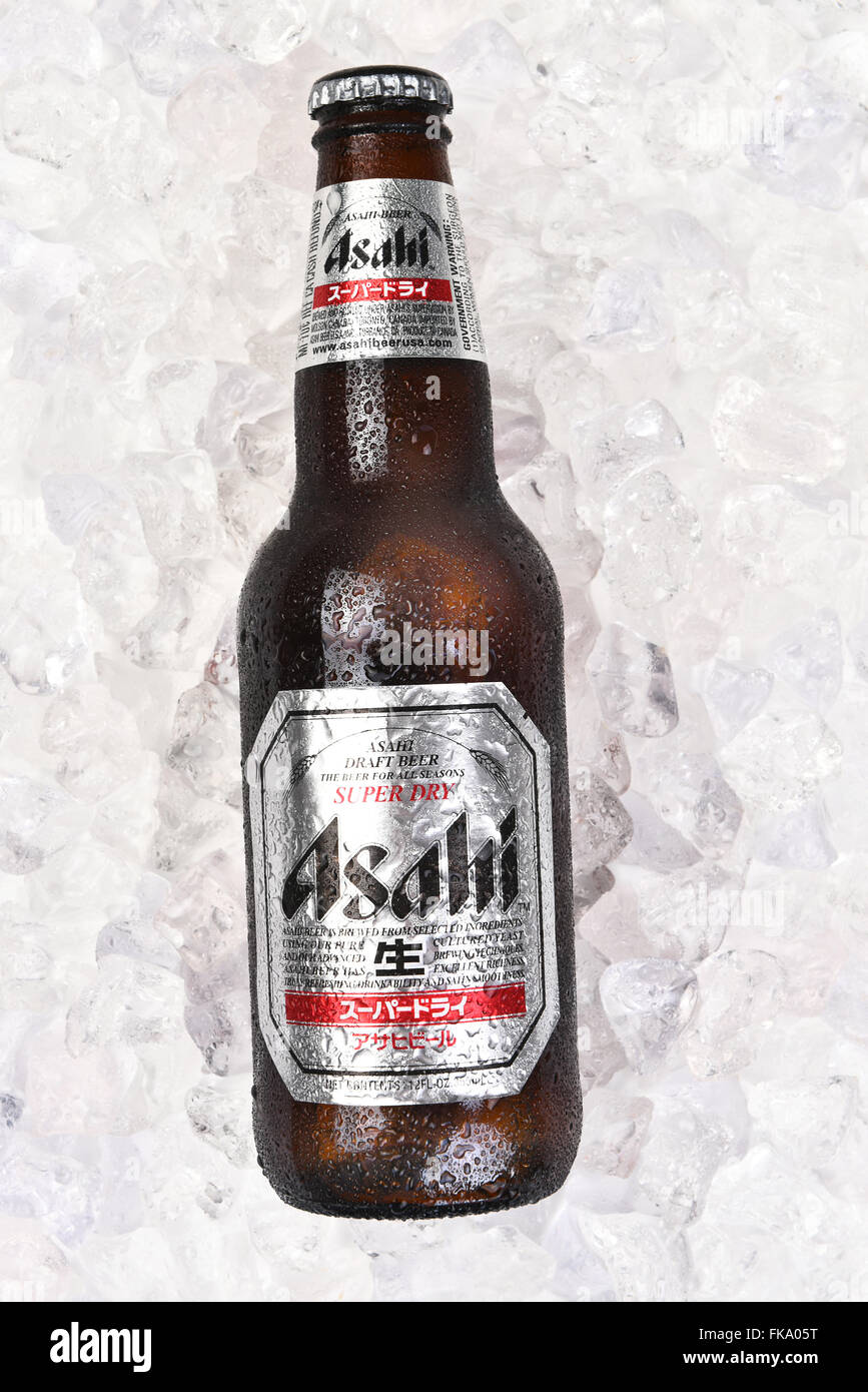 Asahi Beer Flasche auf einem Bett aus Eis. Nahaufnahme des Labels in Hochformat. Stockfoto
