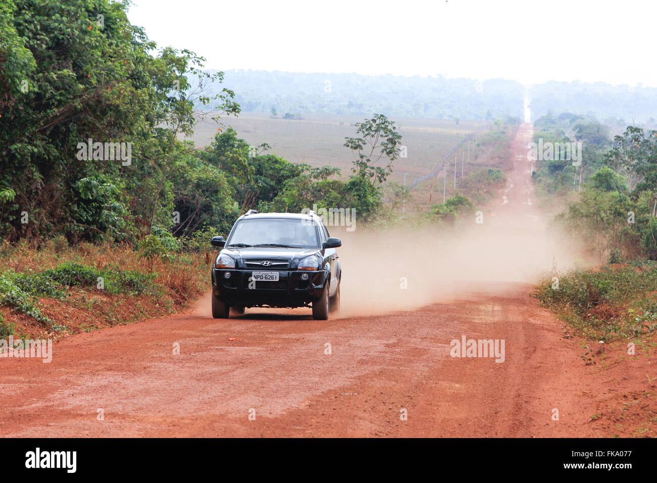 Auto Autobahn 220 in MT-Strecke Feldweg mit Amazonas-Regenwald im Hintergrund unterwegs Stockfoto