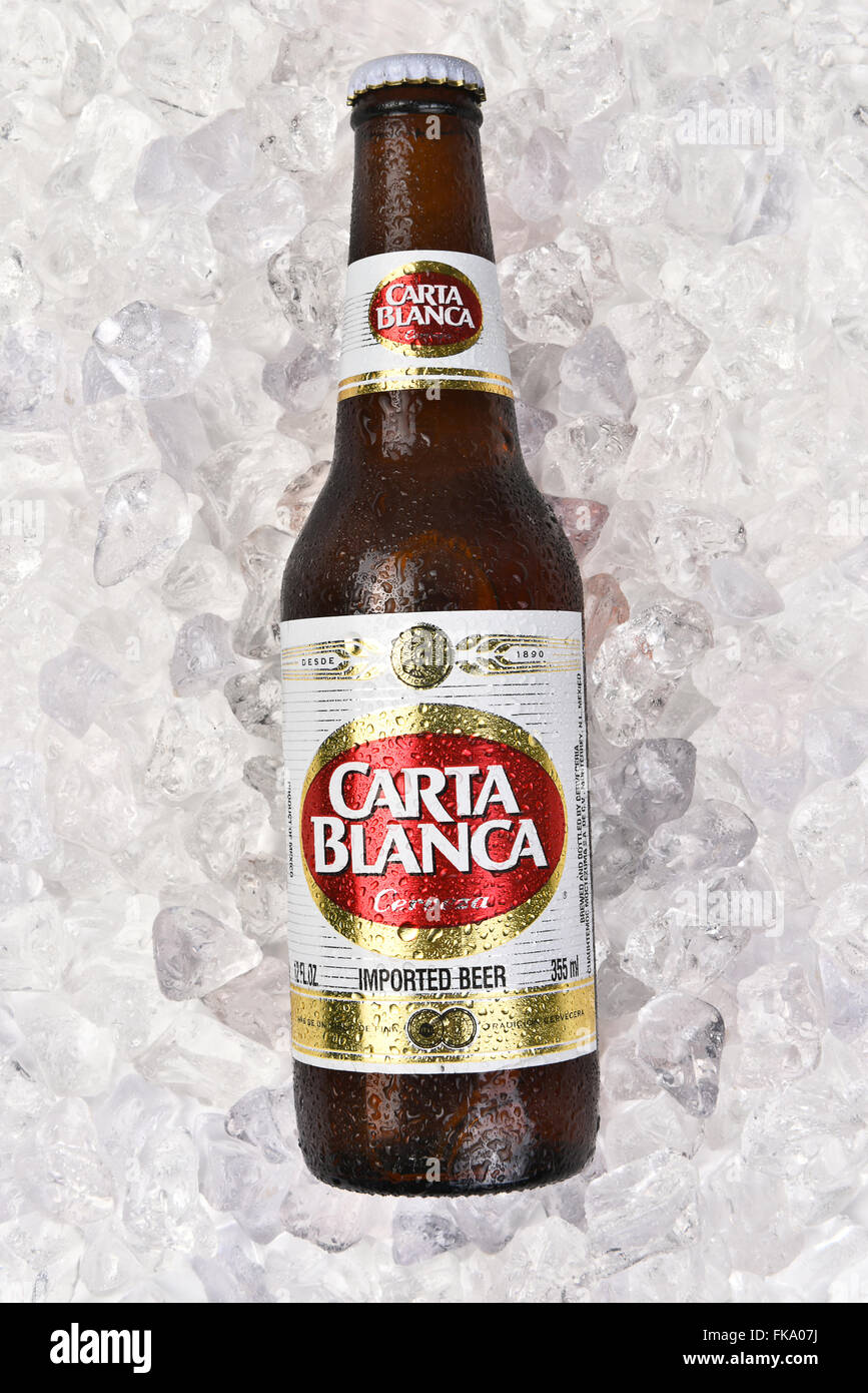 Carta Blanc Bierflasche auf einem Bett aus Eis. Stockfoto