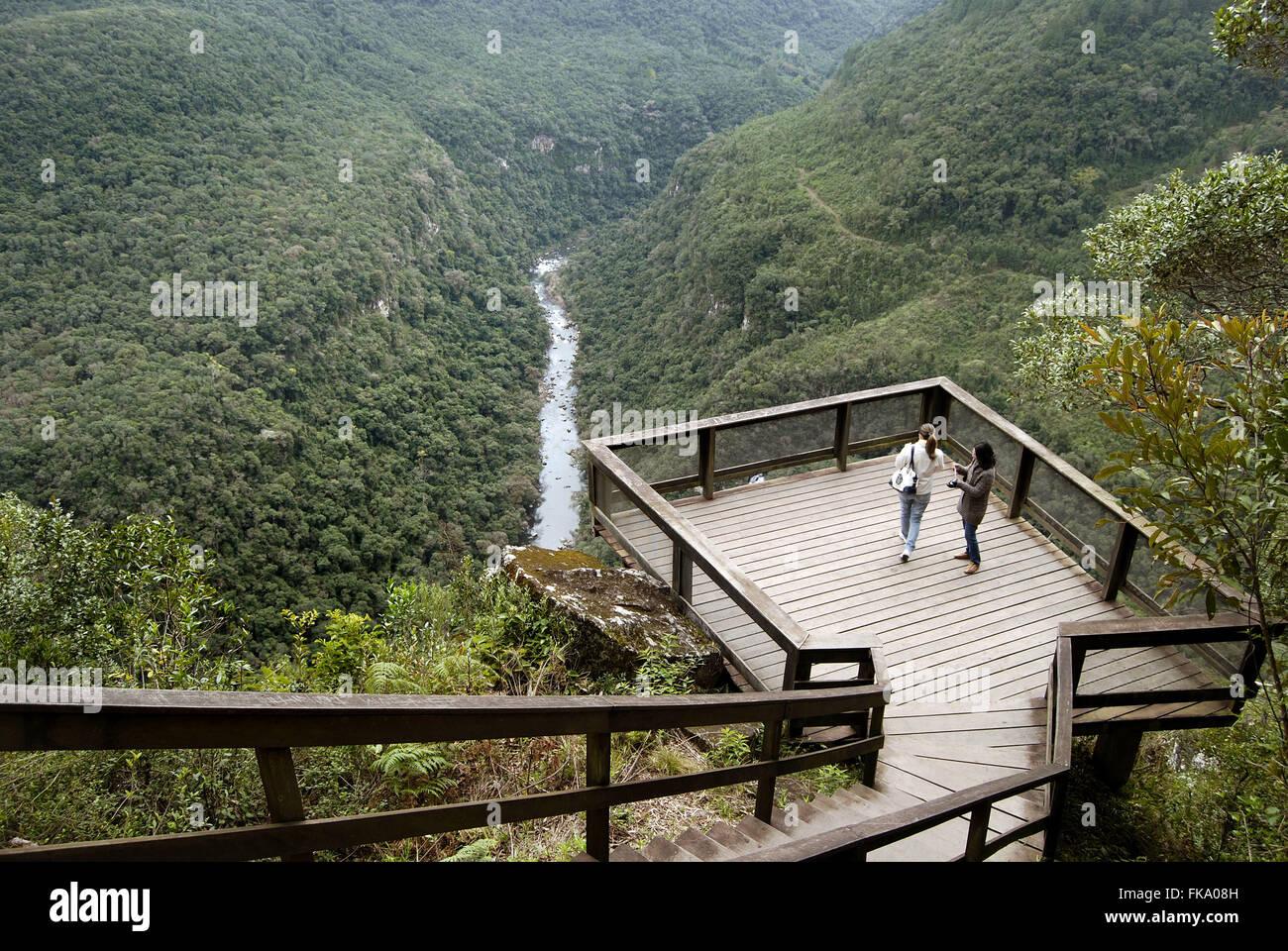 Horseshoe Valley Pavillon umgeben von Fall River in Minnesota Stockfoto