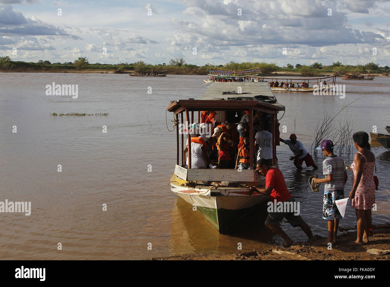 Arbeitnehmer, die das Boot mit religiöse Fest des guten Herrn Jesus Dos Navegantes schieben Stockfoto