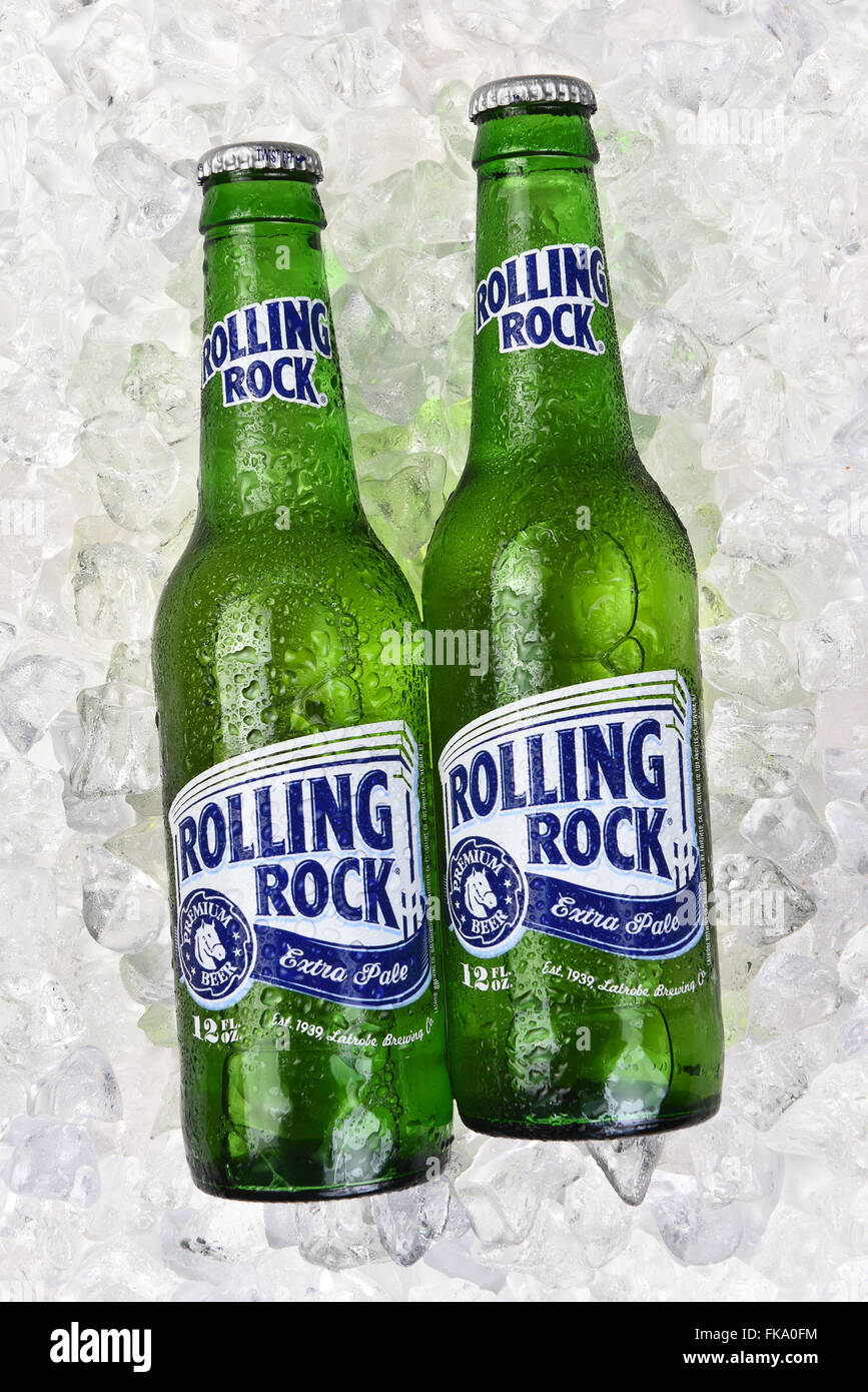 Rolling Rock Bierflaschen auf einem Bett aus Eis. Stockfoto