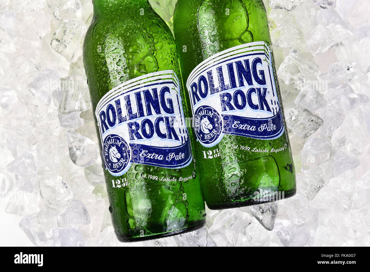 Rolling Rock Bierflaschen auf einem Bett aus Eis. Stockfoto