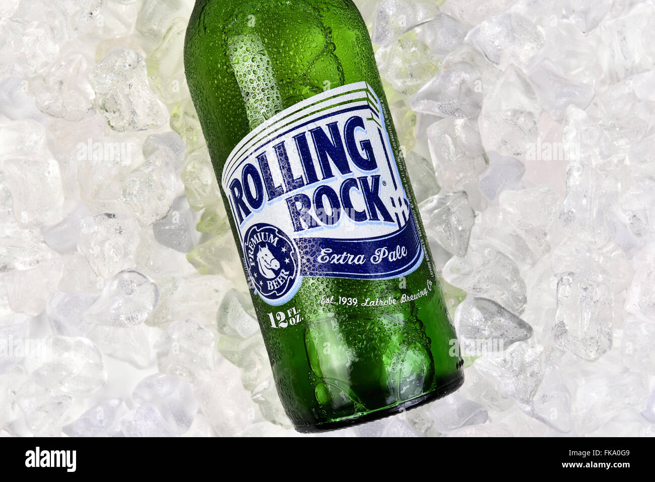 Rolling Rock Bierflasche auf einem Bett aus Eis. Stockfoto