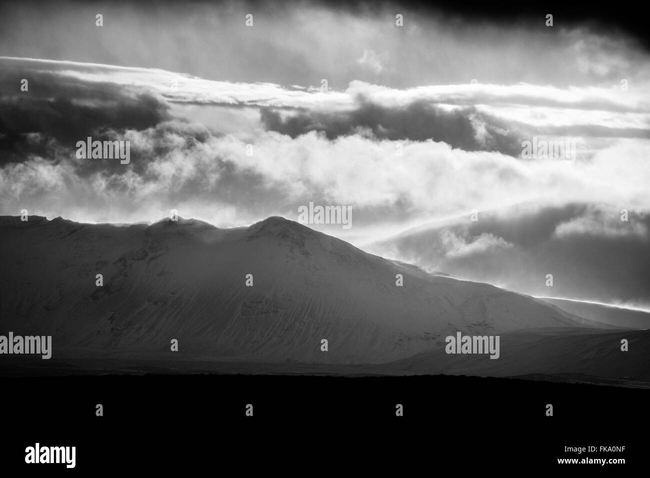 niedrige Wolken hängen über Island bei Sonnenaufgang. Stockfoto