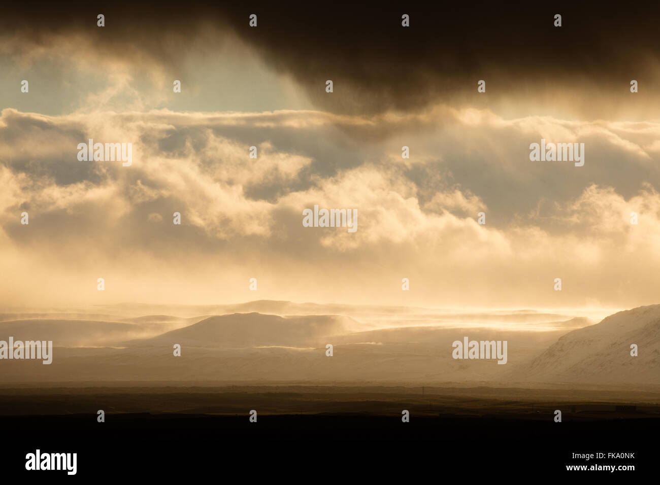 niedrige Wolken hängen über Island bei Sonnenaufgang. Stockfoto