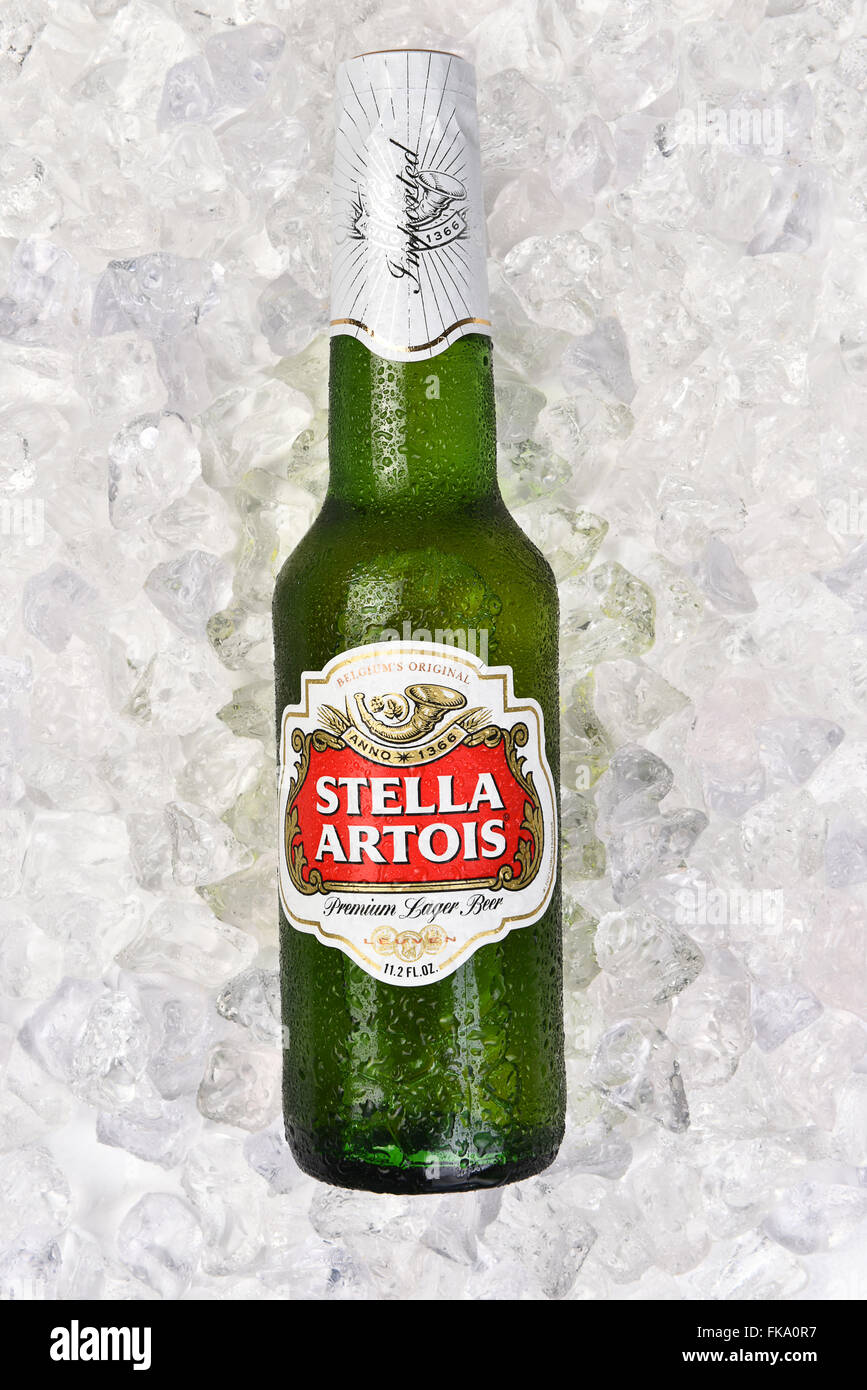 Eine Flasche Bier Stella Artois Closeup auf Ice vertikalen Format. Stockfoto