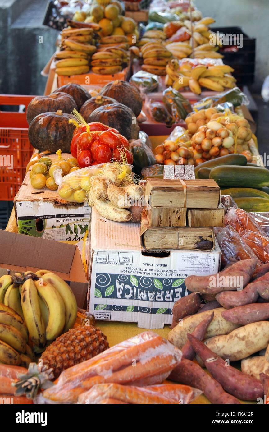 Vorstand von Obst und Gemüse zum Verkauf an der Markthalle Stockfoto