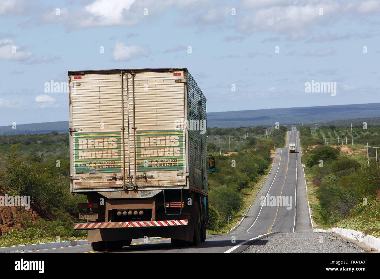 LKW fährt auf der BR-407 Stockfoto