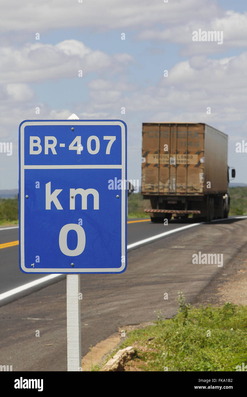 BR-407 an der Grenze zwischen den Bundesstaaten PiauÌ und Pernambuco Stockfoto
