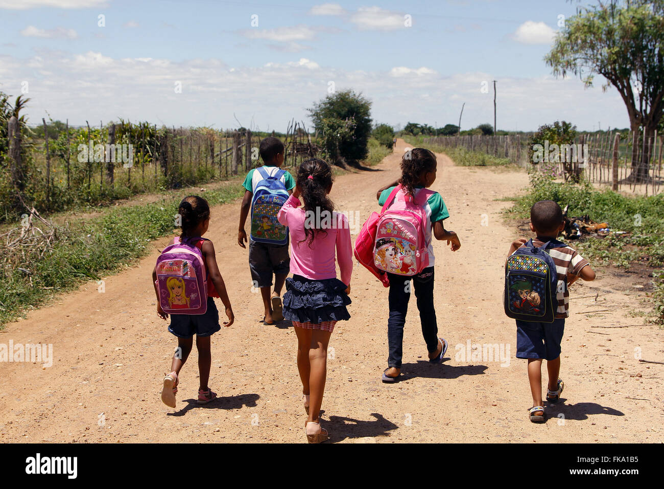 Criancas Caminham Em Estrada de Terra Apos Saida da Escola Municipal Rui Barbosa Na Zona ländlichen Stockfoto