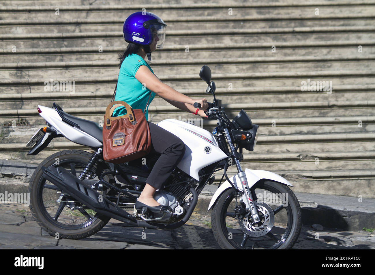 Motorradfahrer fährt in Praça Joubert Krieg - Altstadt Stockfoto
