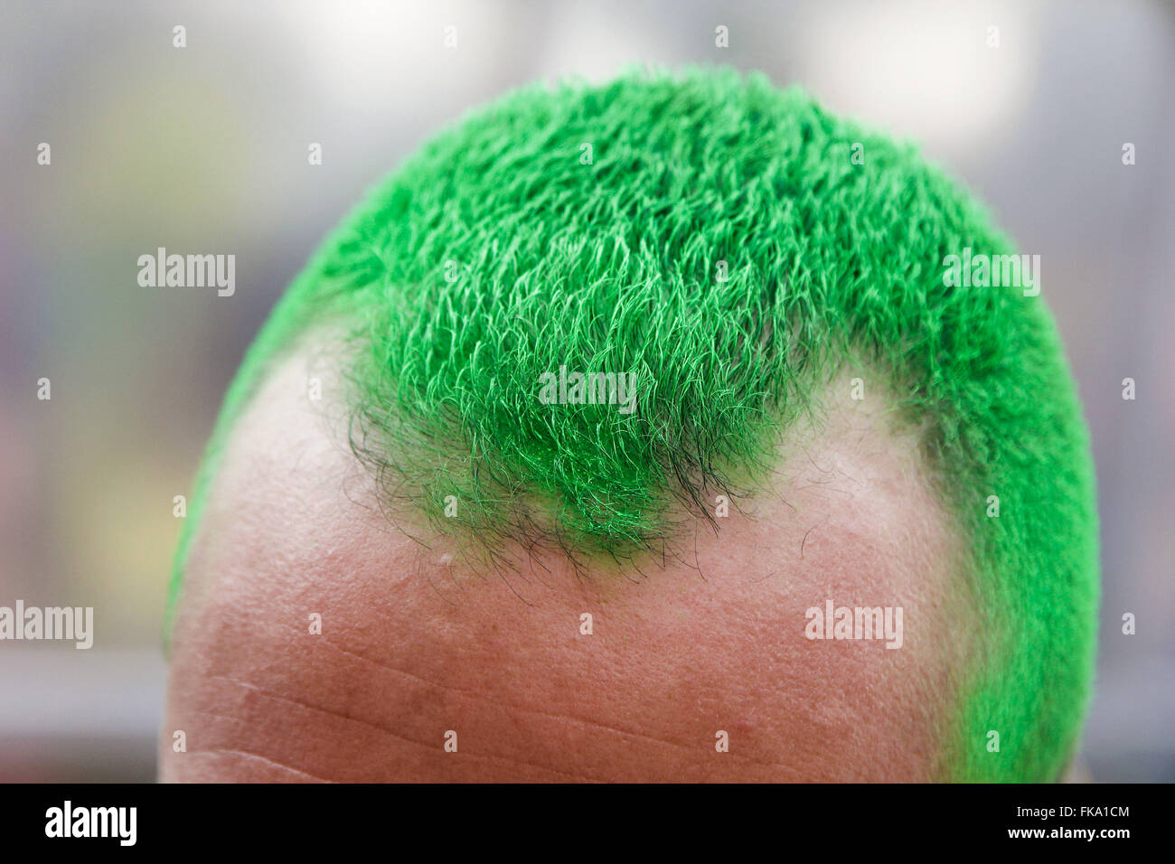 Enge Haar Unterstützer in Fan Fest Tal Anhangabau grün lackiert Stockfoto