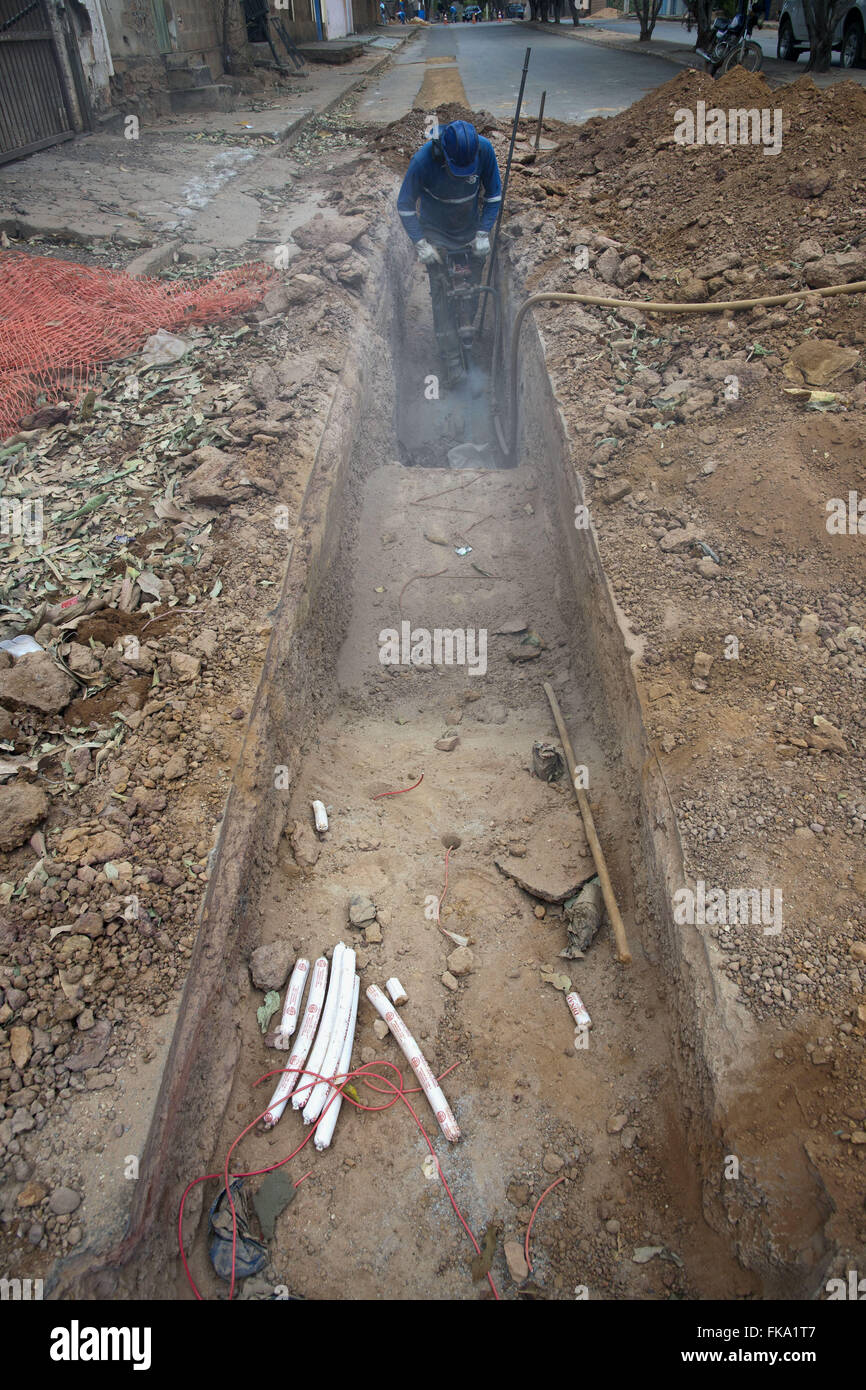 Eröffnung des Grabens für den Bau der Kanalisation der Stadt Jequitai zur Verfügung Stockfoto