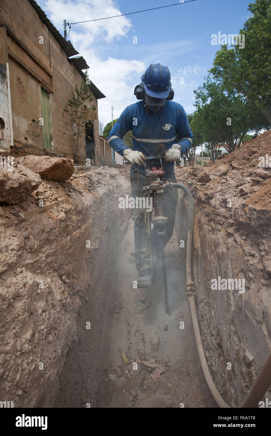 Eröffnung des Grabens für den Bau der Kanalisation der Stadt Jequitai zur Verfügung Stockfoto