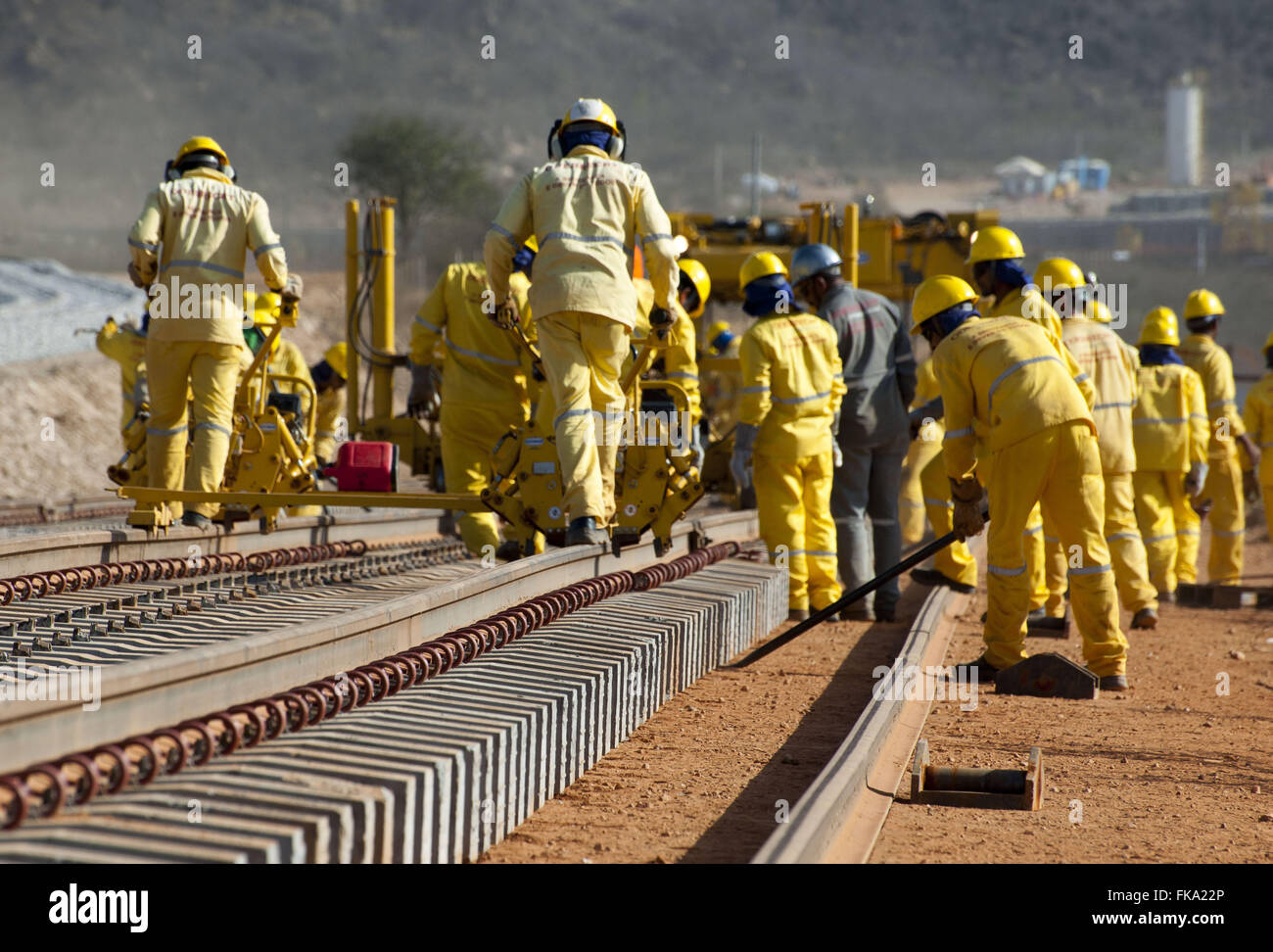 Arbeiter beschäftigt bei der Platzierung der Schienen der Eisenbahn Transnordestina Stockfoto