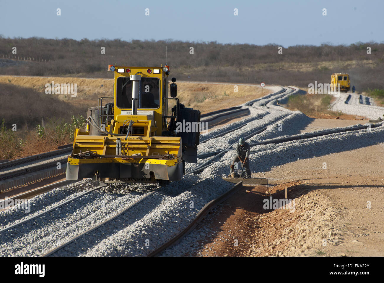 Maschine, tritt in den Kies und sogar in die Arbeit des Eisenbahn-Transnordestina Stockfoto
