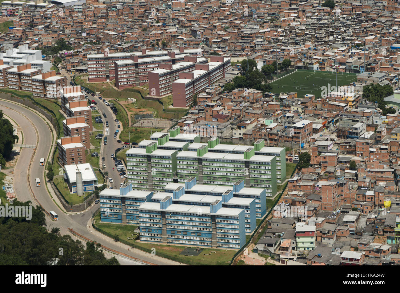 Luftaufnahme aus dem Slum-Gehäuse mit Projekt neue Paraisópolis im Vordergrund Stockfoto