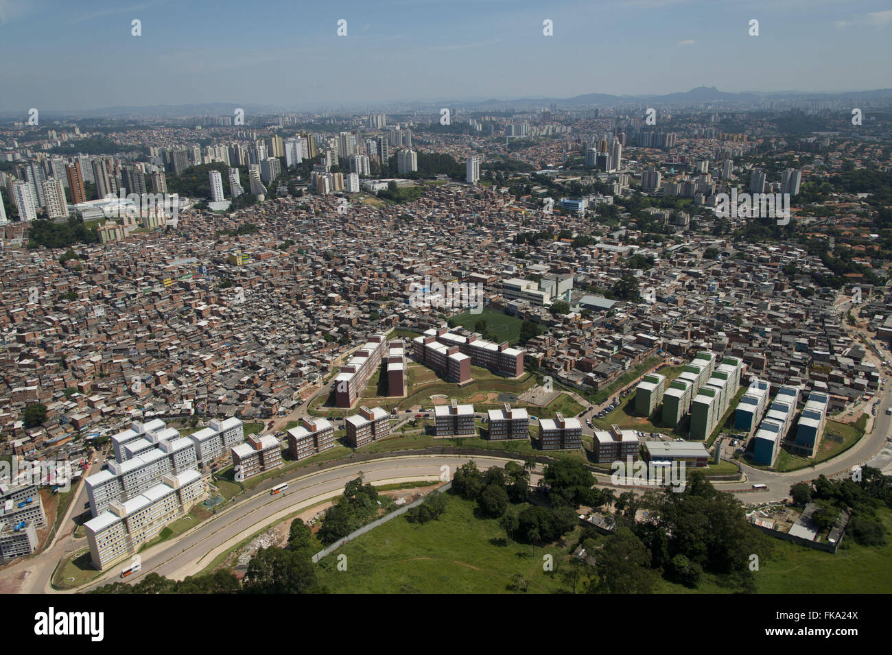 Luftaufnahme aus dem Slum-Gehäuse mit Projekt neue Paraisópolis im Vordergrund Stockfoto