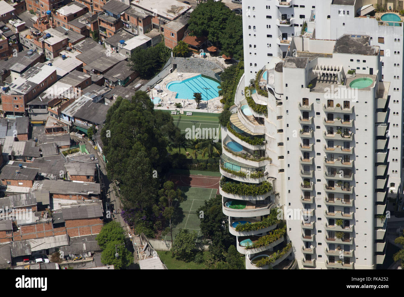 Luftaufnahme der Slum Paraisópolis Gebäude und Luxus der Avenida Giovanni Gronchi Seite Stockfoto