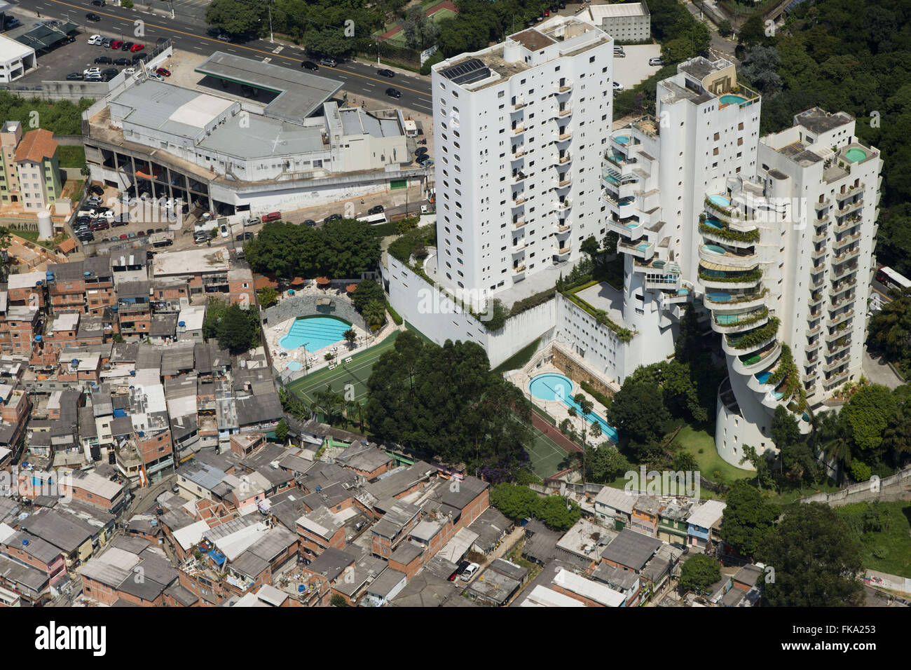 Luftaufnahme der Slum Paraisópolis Gebäude und Luxus der Avenida Giovanni Gronchi Seite Stockfoto
