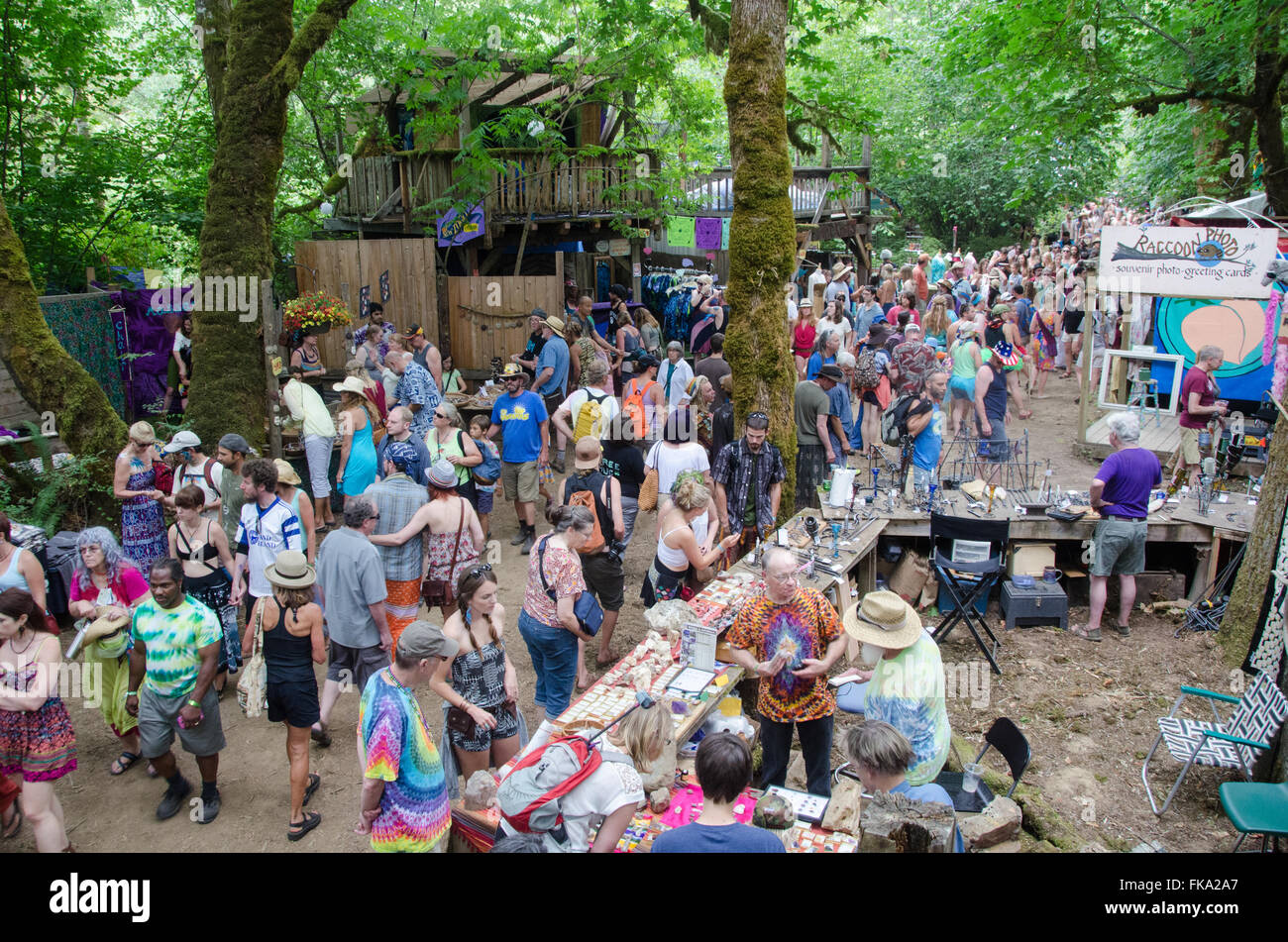 Besucher wandern Sie durch eines der vielen bewaldeten Gassen ein Oregon Country Fair Stockfoto